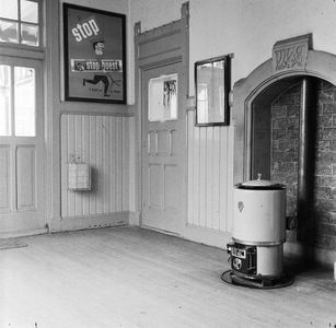 153727 Interieur van het N.S.-station Soestdijk te Soest: wachtkamer.